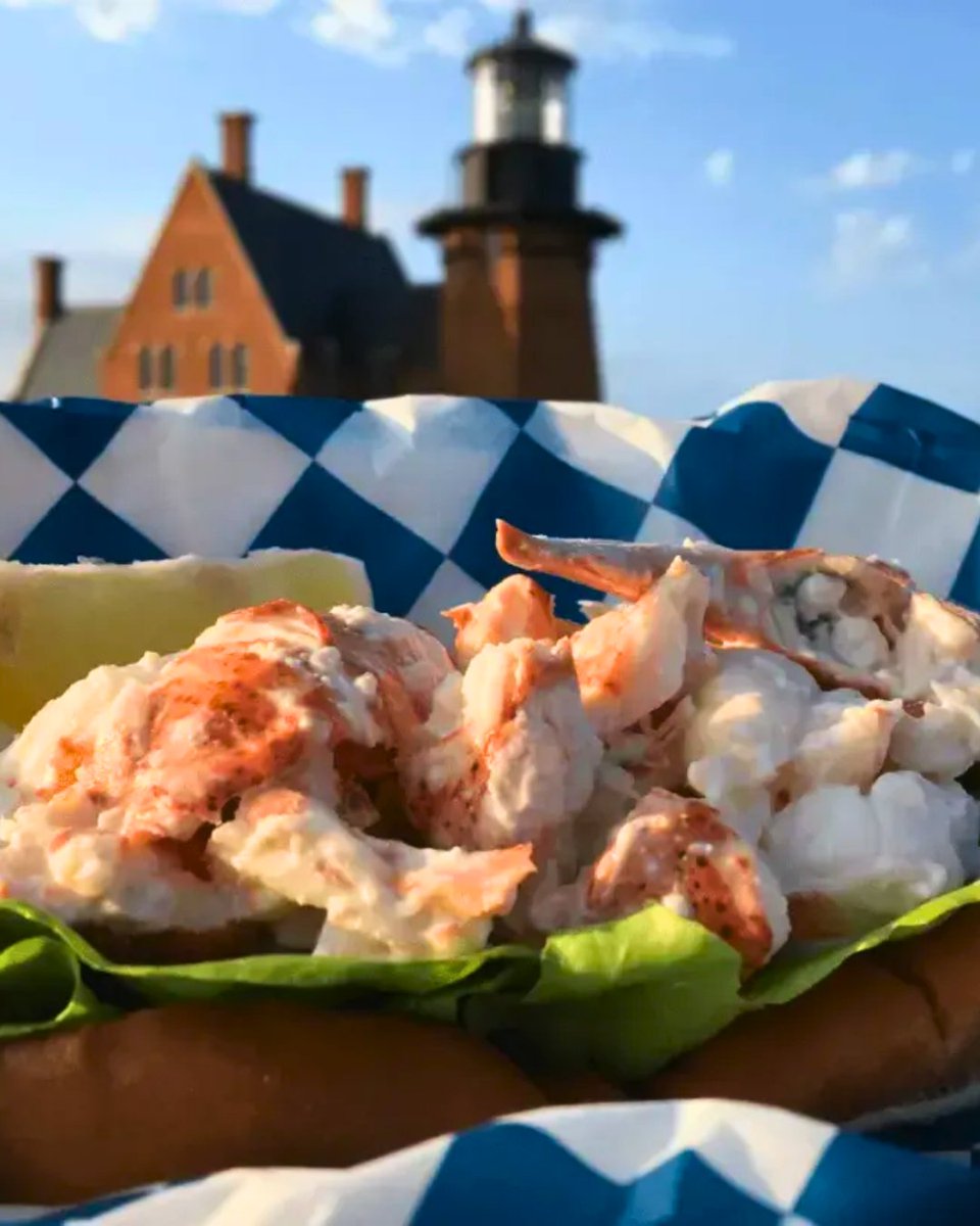 BlockIsleFerry's tweet photo. Looking for one of the freshest lobster rolls on Block Island? 🦞

Make your way to SE Light Delights, a food truck perched atop the Mohegan Bluffs serving fresh, never-frozen lobster rolls made to order since 2014.

While you're there, take in the breathtaking views and explore the historic Southeast Lighthouse before grabbing one of the island's favorite summer meals.

📍 Open daily through Labor Day
🕚 11:00 AM – 5:00 PM

It's the perfect stop for great food and unforgettable views. 🌊⛴️

#BlockIsland #BlockIslandFerry #ThingstoDoBi @BI_foodtruck