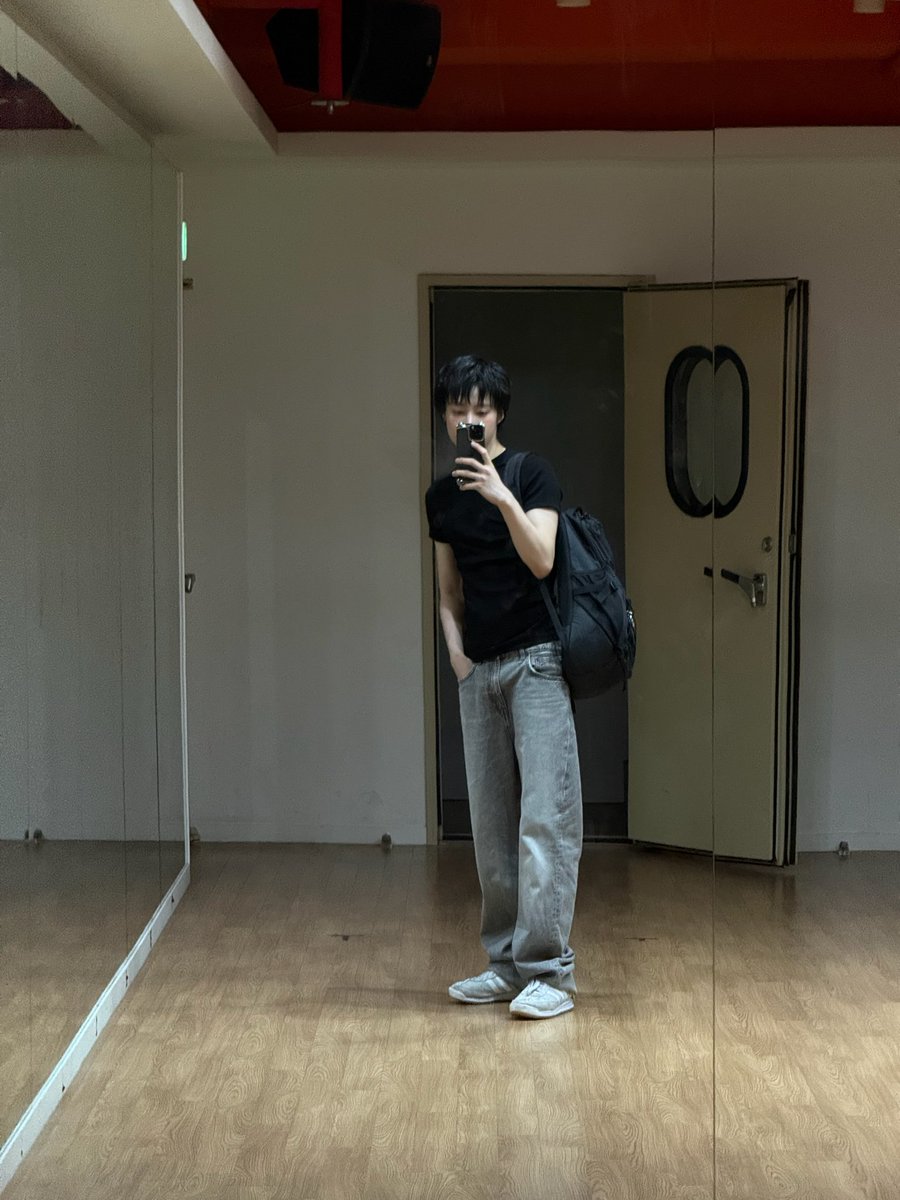 hanbinnya's tweet photo. 한빈이 요즘에 스스로를 발전시키고 싶은 마음이 커서 하루종일 노래하고 춤만 춘대..
한빈이가 끊임없이 노력하는 사람이라 너무 좋다🥹🥹 https://t.co/ZQbJVNIchJ