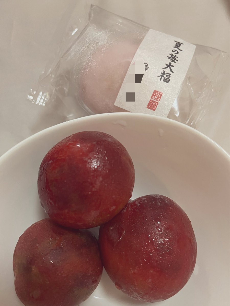 j_honta's tweet photo. プラムと夏の苺大福 https://t.co/l9dOGh3KQo