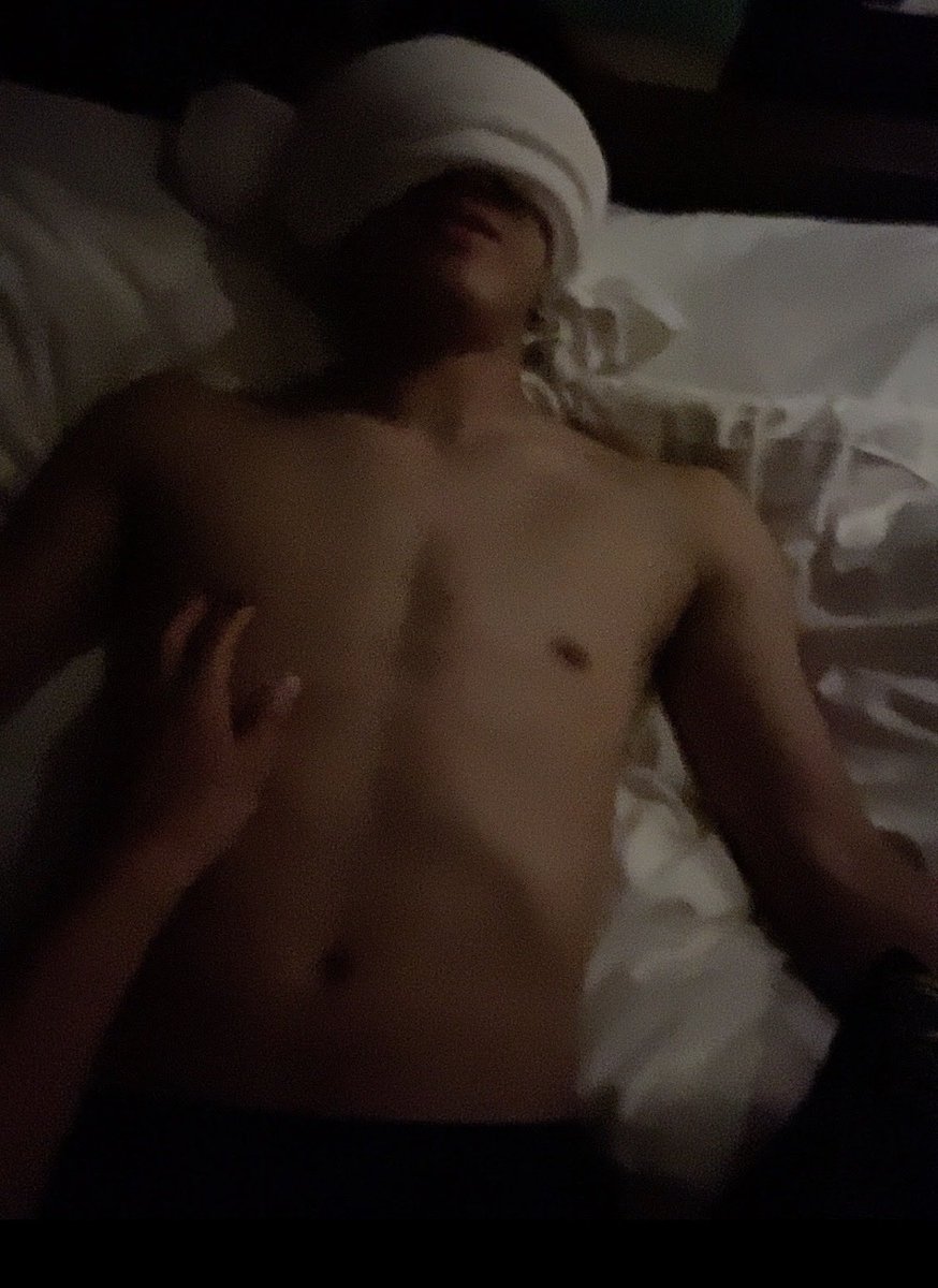 str8dicksucker's tweet photo. 細身��イケメン自衛官。もちろん同性は初。パンツの上からフェザータッチで触れるとビンビン。玉にしゃぶりつくと溢れ出す大量の我慢汁。感じる声も素敵すぎて根本までジュポジュポしたよ。喉奥に当たるのが気持ちよかったみたいで沢山我慢できたから、ご褒美として思いっきり口に。 https://t.co/MeWYniDUPw