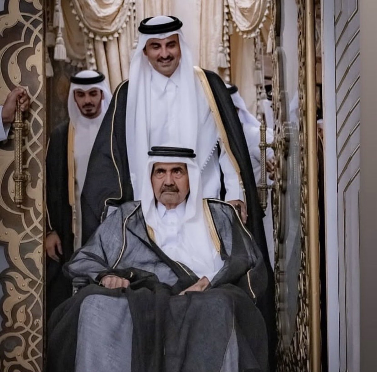 Baderaldhaifi's tweet photo. بقلوبٍ مؤمنة بقضاء الله وقدره، تلقينا نبأ رحيل الأمير الوالد الشيخ حمد بن خليفة آل ثاني، رحمه الله، الذي كرّس حياته لخدمة وطنه، وأسهم بحكمته ورؤيته الثاقبة في ترسيخ نهضة دولة #قطر وتعزيز مكانتها الإقليمية والدولية، فخلّد بصماتٍ ستبقى حاضرة في مسيرة الوطن وأجياله. https://t.co/H4vxtvWG0J