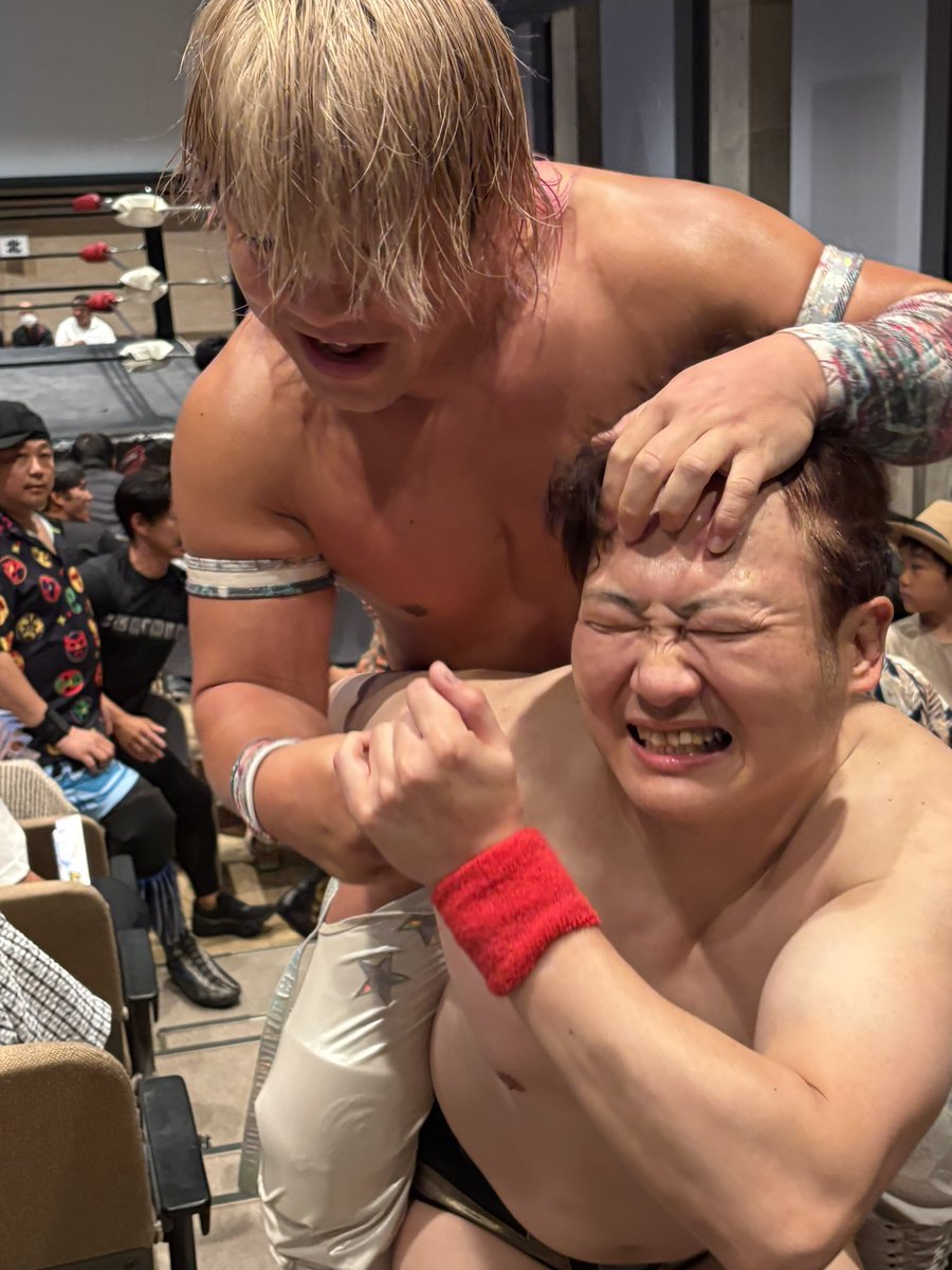 KING__TORA's tweet photo. 浜松FLASH初観戦！ほぼ席も埋まって会場の雰囲気も良く、��み重ねの成果ですかね！
CIMAはさすがの良い���事！
遠州はじめは長身を活かしたジャンピングニーとか良かったんで、あとはCIMAが言ってたように遠慮せずに。俺がこの団体を引っ張るんだという気概を見せてくれ、大期待！
#flashしようぜ https://t.co/vMDN6tVWgT