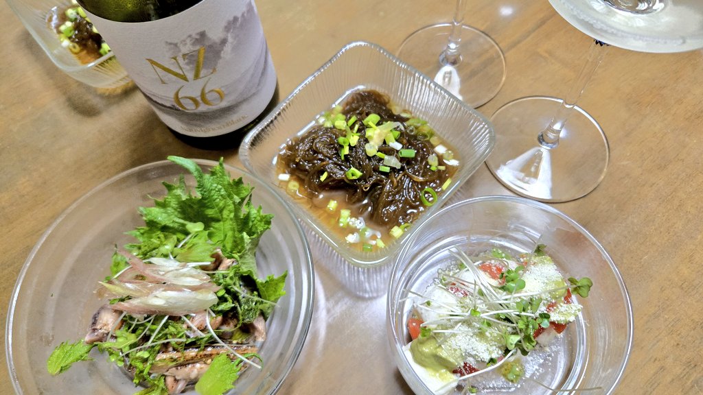 buriring's tweet photo. 今日の晩御飯
第一部
　カプレーゼ
　鰹のたたき
　もずく酢
　白ワイン🥂
第二部
　鯛そうめん
美味かった！
明日から会社は変わりませんが仕事環境が変わるので体力的にちょっと不安…
今も遠いのに更に遠くなるんです😥
銀座勤務になります
#料理好きな人と繋がりたい
#おうちごはん https://t.co/IS7IOzn483