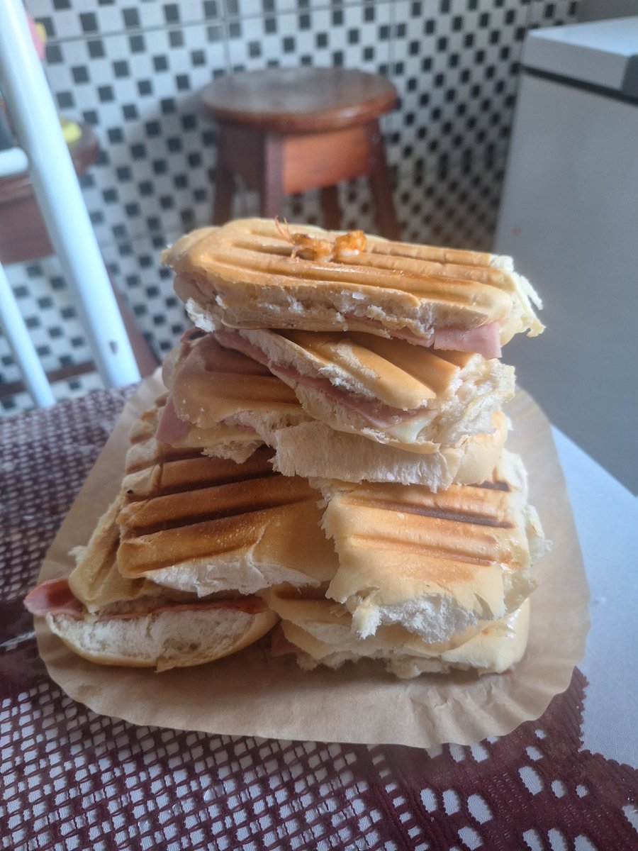 c0wb2y's tweet photo. alguém quer um sanduíche de queijo e presunto ? https://t.co/wdwWwPZt65