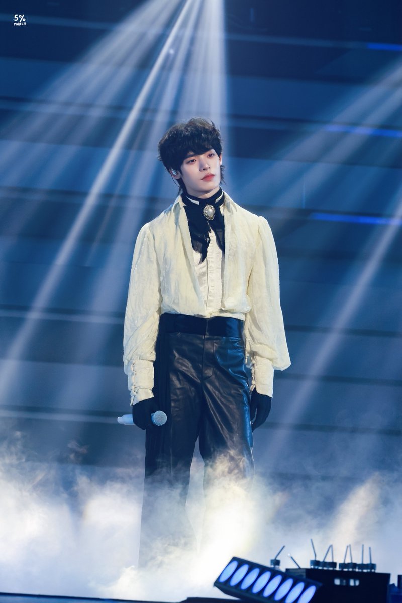 5percentmarch's tweet photo. เจอรูปเซ็ตนี้ที่ไม่ได้ลงเยอะเลย🌟 แง คิดถึงแน้ว อยากฟังพี่ป๋อร้องเพลงบนสเตจแล้วค้าบ 🪽🤍✨ https://t.co/g3KiuyWlFA