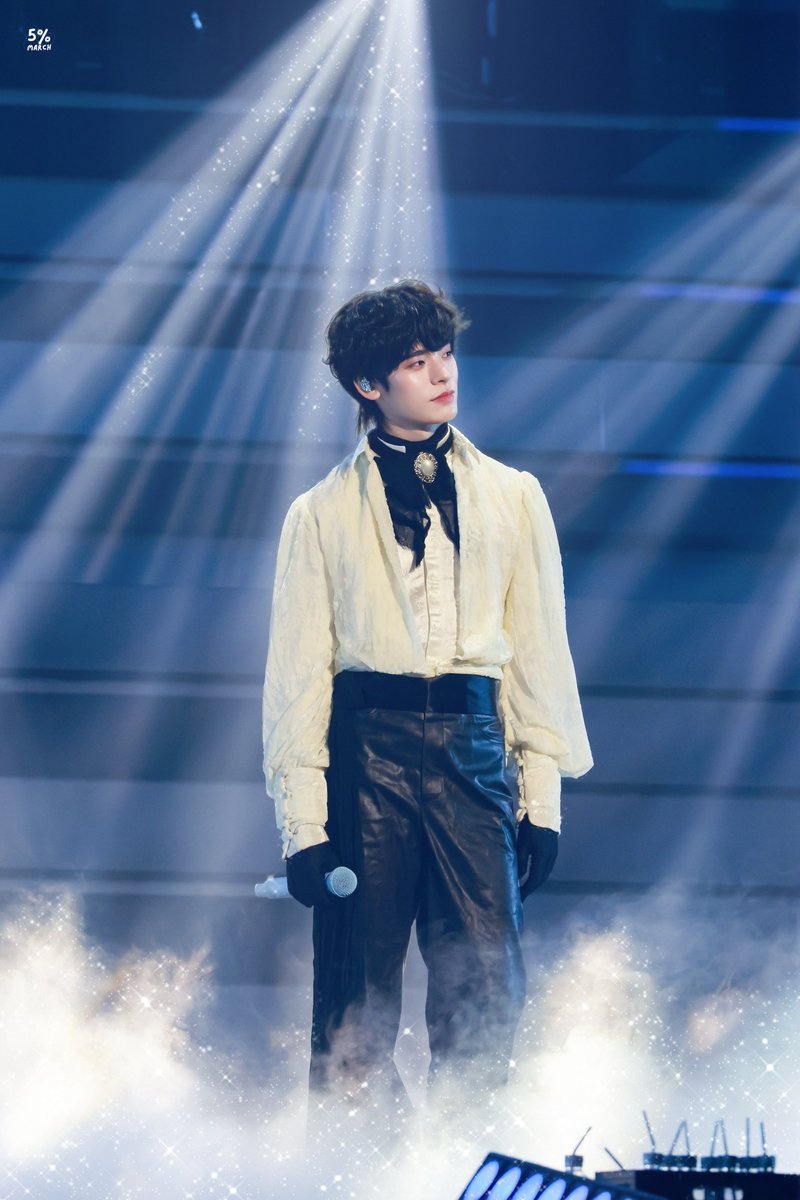 5percentmarch's tweet photo. เจอรูปเซ็ตนี้ที่ไม่ได้ลงเยอะเลย🌟 แง คิดถึงแน้ว อยากฟังพี่ป๋อร้องเพลงบนสเตจแล้วค้าบ 🪽🤍✨ https://t.co/g3KiuyWlFA