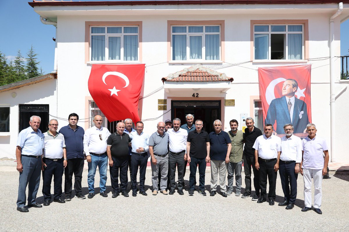 Ertugrulcetin06's tweet photo. Yeni Karaköy Mahallemizde gerçekleşen aşure programında İlçe Kaymakamımız Sayın Üzeyir Aziz Özeren ile hemşehrilerimizle bir araya geldik. Nazik davetleri için Mahalle Muhtarımız Sayın Kamber Demirhan’a ve mahalle sakinlerimize teşekkür ediyorum.

Sofralarımız bereketli olsun. 🤲🏻

#pursaklar #pazar