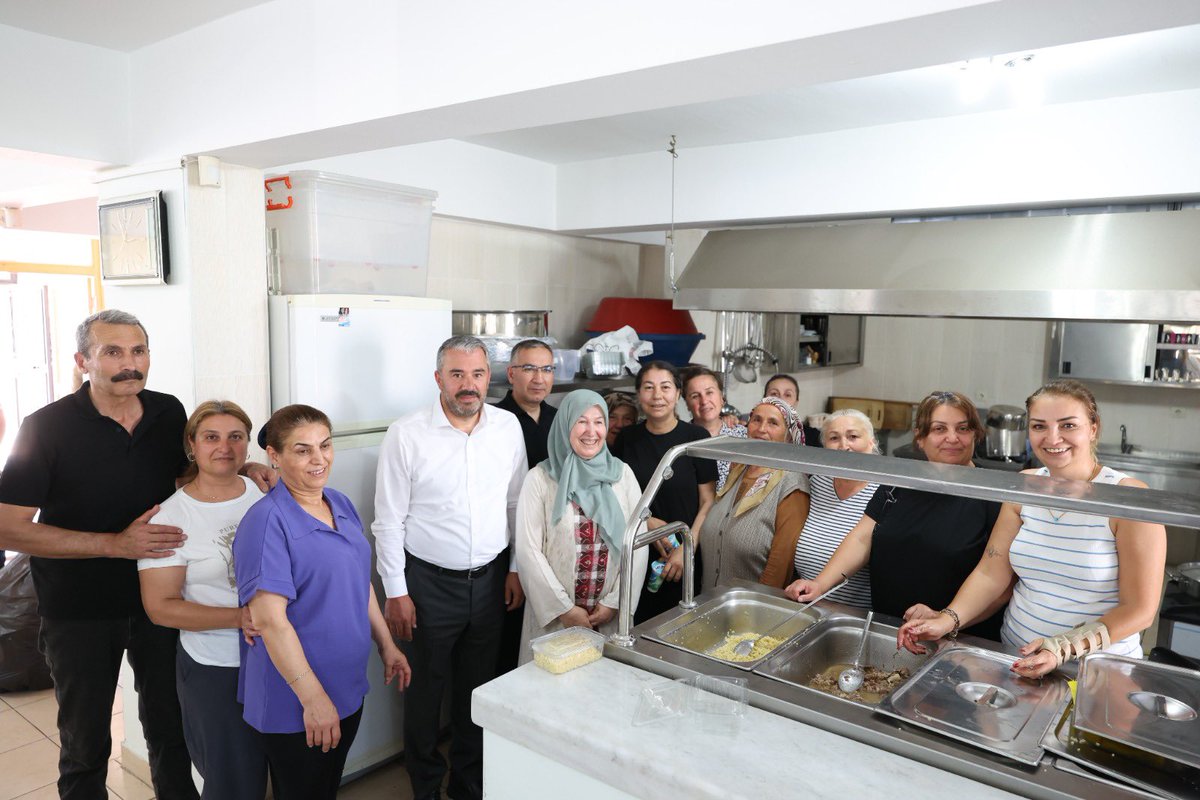 Ertugrulcetin06's tweet photo. Yeni Karaköy Mahallemizde gerçekleşen aşure programında İlçe Kaymakamımız Sayın Üzeyir Aziz Özeren ile hemşehrilerimizle bir araya geldik. Nazik davetleri için Mahalle Muhtarımız Sayın Kamber Demirhan’a ve mahalle sakinlerimize teşekkür ediyorum.

Sofralarımız bereketli olsun. 🤲🏻

#pursaklar #pazar