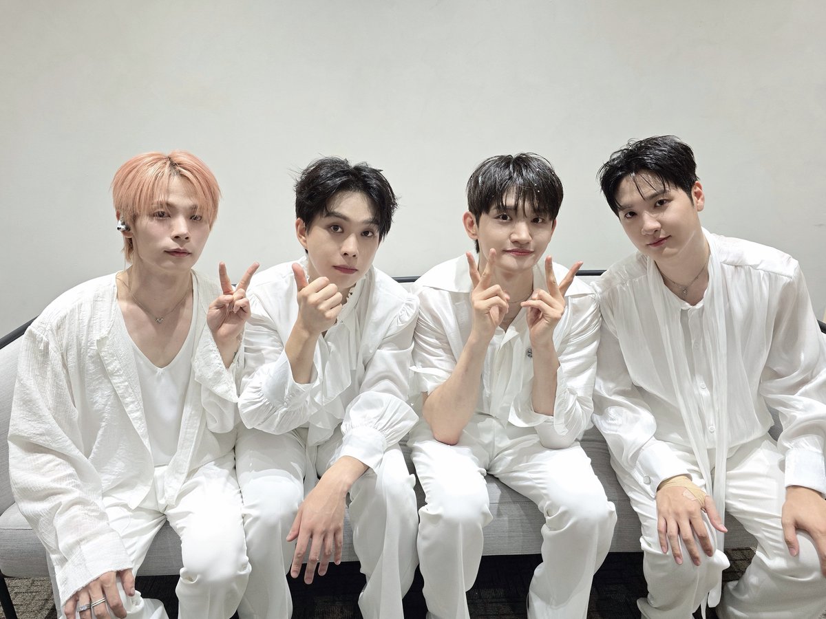 BANDLUCY_mystic's tweet photo. [#LUCY] 9TH CONCERT 'ISLAND' In 대구 DAY2 🚂
 
빛나는 너희들이 루시의 세상을 숨 쉬게 하고, 우리를 눈부신 사람으로 빛나게 해💙
덕분에 우리의 세상은 매일 반짝이는 날들이야✨
반짝이는 어느 날에 대구에서 또 만나🫶
 
#루시 #신예찬 #최상엽 #조원상 #신광일 #ISLAND https://t.co/wUwn2tpIsT
