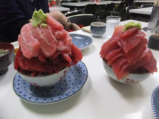 AppleKingForest's tweet photo. 【観光】
青森市にある浅虫という街の鶴亀屋食堂では、他所では体験できないマグロ丼を味わうことが出来ます

また、高い位置から陸奥湾を一望しながら入ることの出来る温泉や、県内随一の規模を誇る水族館が魅力です https://t.co/lN7xyYu5P5