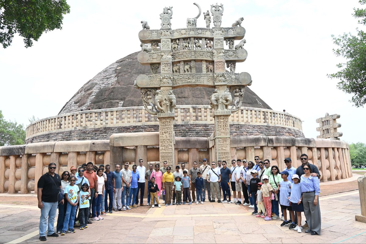 ia_awc's tweet photo. International Officers from Friendly Foreign Countries at #AWC, Mhow, embarked on a cultural pilgrimage to the Sanchi Stupa. This monumental UNESCO World Heritage Site stands as a magnificent testament to India’s profound heritage, architectural grandeur and enduring diversity.
@artrac_ia @adgpi