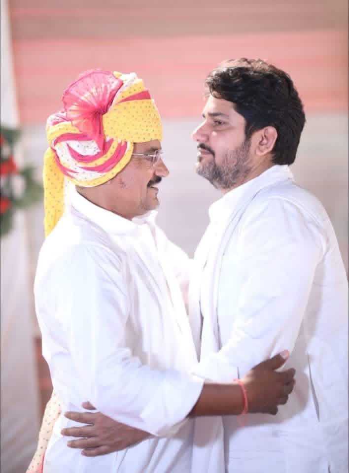 rameshwarmoond7's tweet photo. जन्म दिन की हार्दिक शुभकामनाएं एवं बधाई ❤️✌️🤩 @ShivLalGodara11 जी  वीर तेजा बाबा का आशीर्वा�� हमेशा आप पर बना रहे आप हमेशा ईसी अपनी मुकर आवाज को किसान जवान के लिए लड़ाई लड़ते रहे https://t.co/YUmTrFJ9Yt