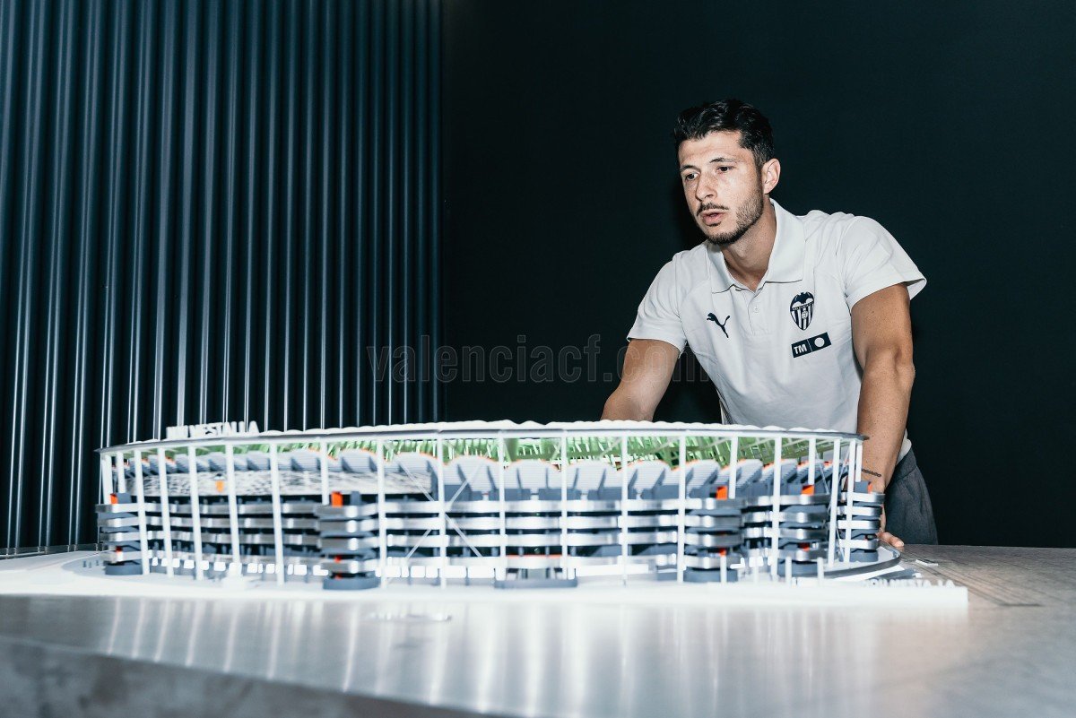 FansValenciacf's tweet photo. 🏟 ALIOU DIENG , RYUNOSUKE SATO y GUIDO RODRÍGUEZ han podido conocer  detalles de lo que será el Nou Mestalla, estadio donde el Valencia CF se trasladará el año que viene.

📸  @valenciacf https://t.co/LKrUeF1S0H