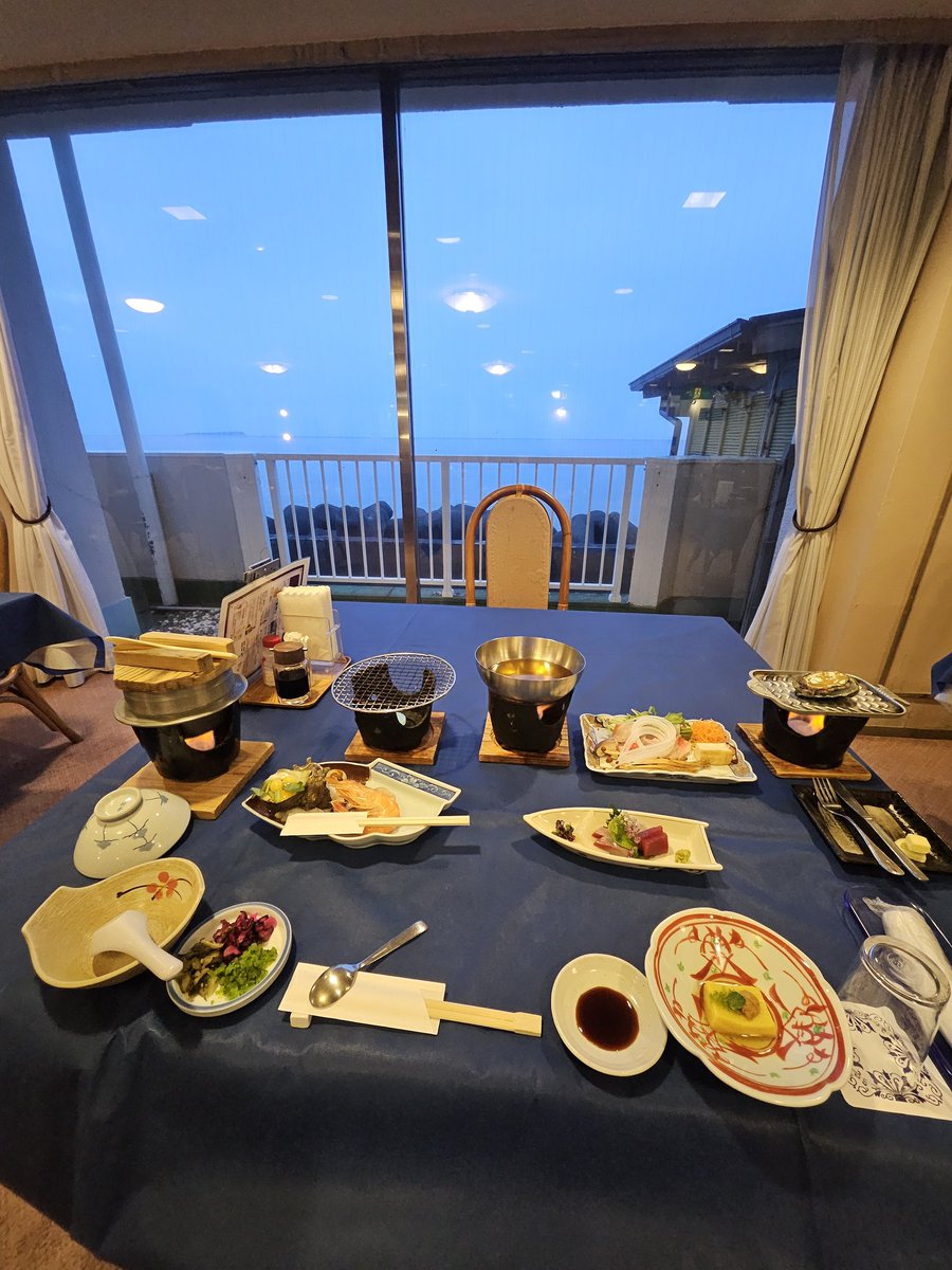 CEOsauna's tweet photo. 伊豆半島、ホテル伊東パウエルへ。
※一応仕事で出張です✨️

インフィニティ露天風呂がいい感じ
部屋はレトロですが、広々。
2食付、夕食はアワビ付き、品数多し。
ちなみにサウナは閉鎖中、水風呂なしですが、水シャワーが意外とキンキン。

今回は一人宿泊・2食付・オーシャンビューで1万１千円、これはかなりリーズナブル（ヤフートラベルの期間限定割引）。

ワーケーションとしてもお薦めです✨️
