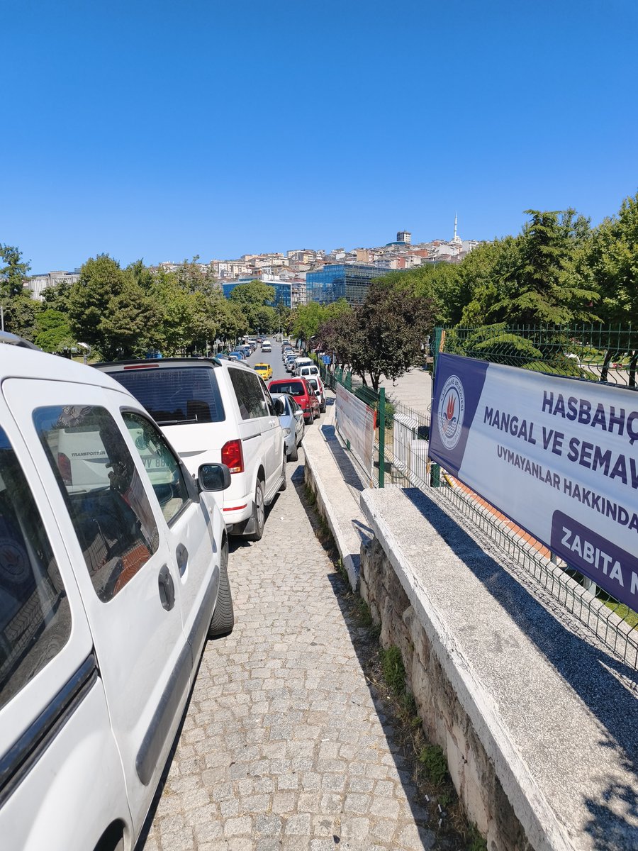 ikadiogluu's tweet photo. Bakınız her haftasonu aynı şey ,buraya demir veya beton duba yapın , bebek arabası , engelli arabası gecemiyor. Bunları buraya birakannsan musveddelerinin vicdanına bırakmayın ! https://t.co/6yjAedbTYu