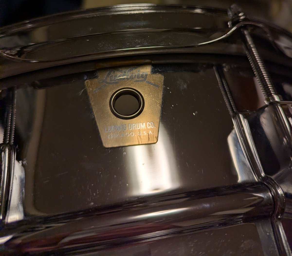 PoolFieldRule's tweet photo. 今回使った機材自慢のコーナー
謎のludwig LM402
84年頃の製造っぽいですが、シェル自体は70年代のものかも知れません。おまけにラグも通常のモデルでないものが使われています。
ヴィンテージとしての音色の良し悪しは一旦置いといて、このしどろもどろな感じがとても気に入っています。 https://t.co/9tBXVoxbfx