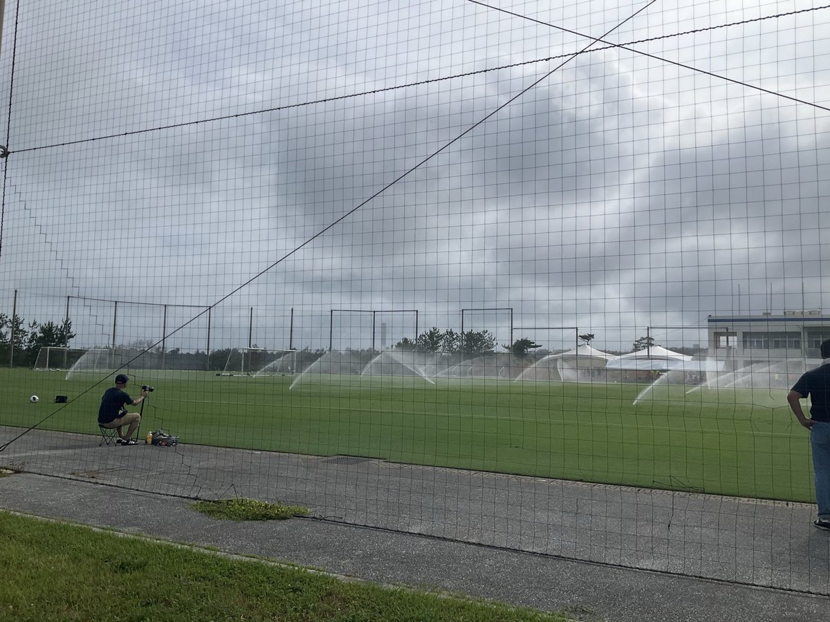 satohbk's tweet photo. 浦和レッズ金武町キャンプ行ってきました。
選手、コーチングスタッフ記者メディア関係者等レッズに関わる色んな方の姿を見るとやっぱり応援したくなります。 https://t.co/eUgrWLLjfQ