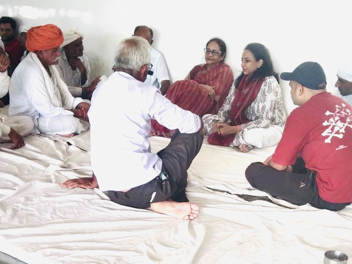 vibhamathur10's tweet photo. कल विधानसभा माण्डलगढ में ग्राम पंचायत सराणा के नयागांव और गोवटा गांव में विभिन्न शोक सभाओं में सम्मिलित होकर शोकाकुल परिवारजनों से मिलकर संवेदनाएं व्यक्त की और उन्हें ढाढस बंधाया।

ईश्वर दिवंगत आत्माओं को अपने श्रीचरणों में स्थान दें एवं शोक संतप्त परिजनों को इस दुःख को सहन करने की शक्ति प्रदान करें।
#Mandalgarh 
@vandanamathur @SachinPilot