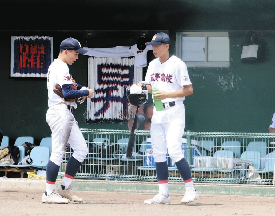 gnomotoke's tweet photo. 菰野の『背番号7』の1年生・平田琉輝也がベンチ入り　父は中日・平田良介コーチ【高校野球・三重大会】（中日スポーツ）-Yahoo!ニュース https://t.co/phDBW3BI4L

2024年夏の三重を制した菰野が、木本・紀南・熊野青藍の連合チームに競り勝って初戦を突破した。 https://t.co/oyvHxHhV7p