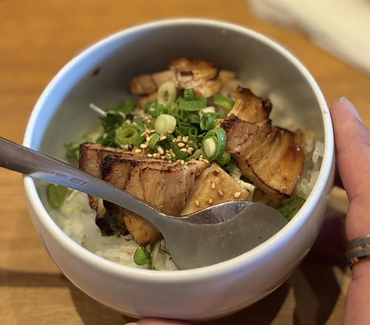 Game_azusa's tweet photo. 今日は濃い醤油ラーメン！あっさり醤油ばかりだったからこの濃い味の醤油むっちゃ美味い！！近くに欲しいぜ😭 https://t.co/BKcPmGQGi2