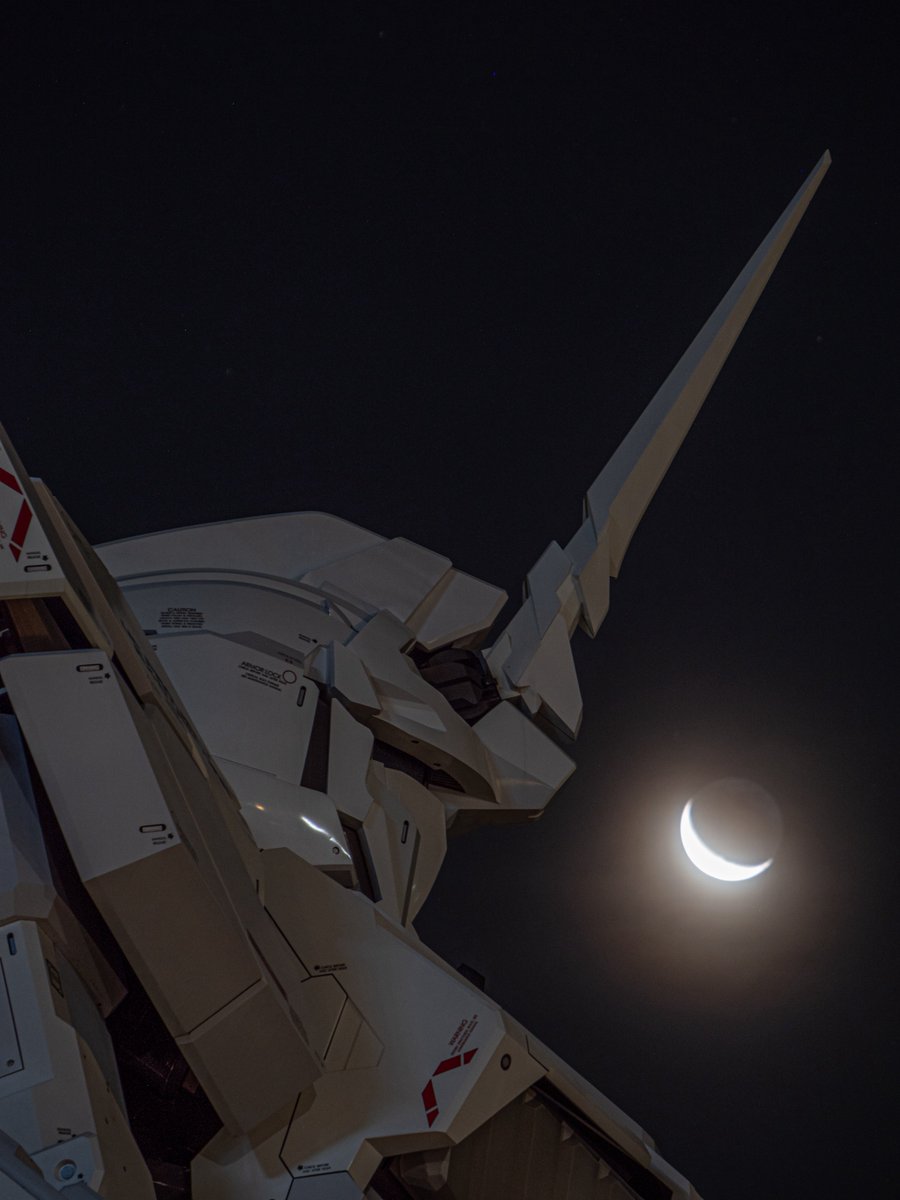 Life-size Unicorn Gundam 実物大ユニコーンガンダムが見つめる三日月