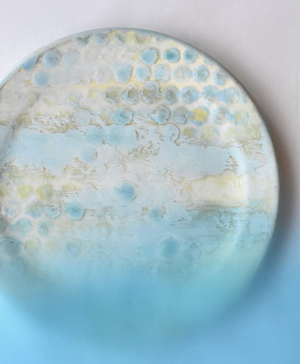 maier_room's tweet photo. “Waterside plate 水辺の皿”

水辺の木陰
柔らかい光
水がゆらゆら

小さな粒が
絶え間なく
囁き��っていた
・
・
・

#陶器 #アート #イラスト #art 
#工芸 https://t.co/Xu8UXYxpu2