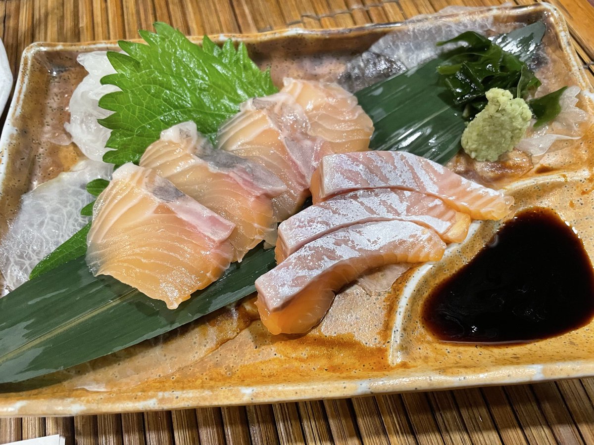 devilsugarmasat's tweet photo. 本日は遊食家さん！
アトランティックサーモン、入梅イワシ天、銀鮭カマ焼きに釜揚げシラス丼で〆 https://t.co/EzudGnkynI
