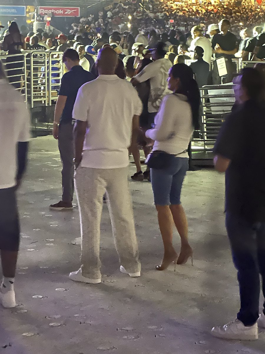 r0njohn's tweet photo. Desiree Perez is was on the floor with Juan @RocNation cc: @Akademiks https://t.co/qebJc8dDqF