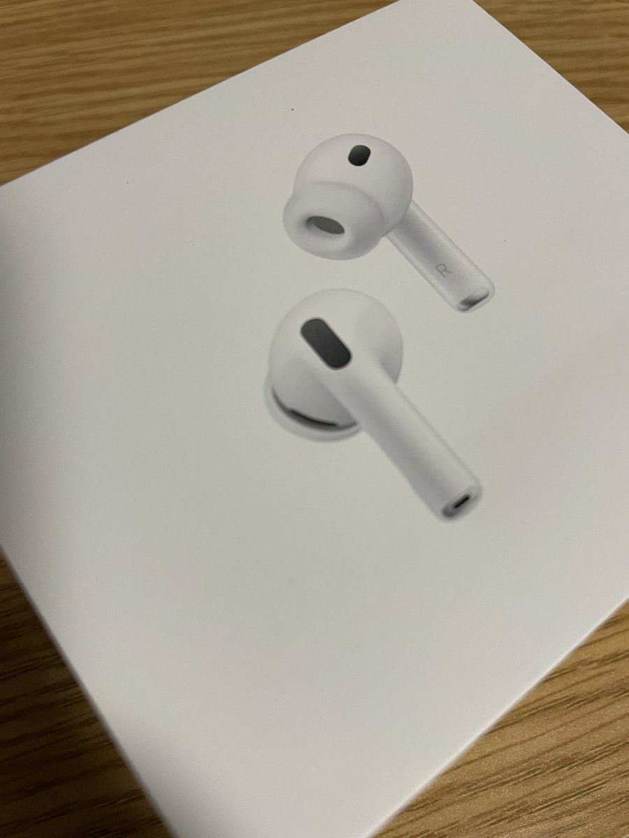 saburo_ba's tweet photo. AirPods pro3購入！

Amazonのセールで安かったのと、年内値上がりするか��？的なところで購入。

初代も全然使ってるのですが、初代の音質も好みです！

使い分けたら楽しそう！😊 https://t.co/Ek8eX9UT2k