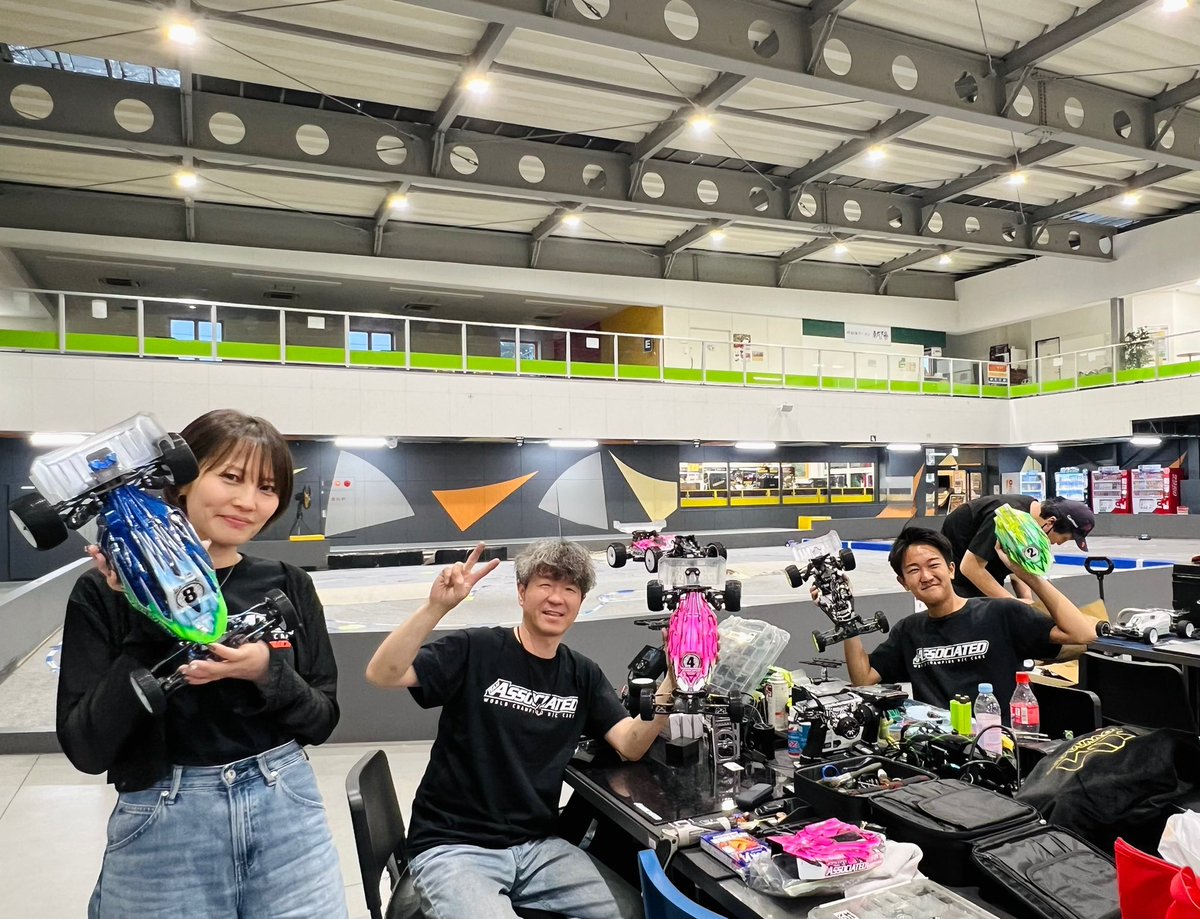 torichi34's tweet photo. 7月つくぱーラウンドレース🚙
最強キッズ達もいてシビアすぎる予選、コンマ3秒差でギリAメイン滑り込み💦決勝は荒れまくりでしたが棚ぼたの3位でした🙌
結果とりチルで表彰台独占！みんな強し😳✨
四駆は5位で両クラス頑張りました🥺
お疲れ様でした！
#TeamAJ #Associated #つくばRCパーク #とりチル https://t.co/aEE2xNrhSi