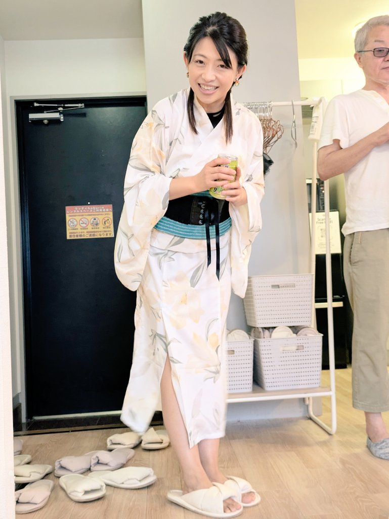pissplayer's tweet photo. 【速報】
そして、みおりんの後、コーヒーブレイク☕を挟んで、夜は紗々ちゃんの「#東京納涼祭」(オフ会)に。
紗々ちゃん、準備万端なところでファンをお出迎え。
(ところが、実は…(オチはおって))
で、挨拶…からの乾杯っ!🍻
#範田紗々
#ZIPANG https://t.co/axkbg507eE