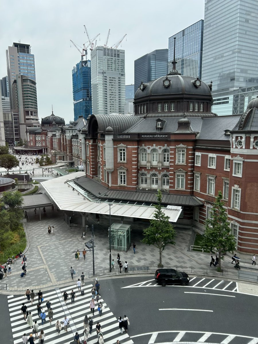 usausa_uk's tweet photo. 久しぶりに東京へ。同窓会でした。東京支部の同窓会だったけどお誘いいただき嬉しかったし、懐かしい顔に会いたかったので思い切って行って良かったなぁ。楽しかった。日帰りで強行したけど明日からまた頑張ります。KITTEの郵便局長の昔のお部屋に行って窓からの東京駅すごかったー。 https://t.co/OEuFAn3y1f