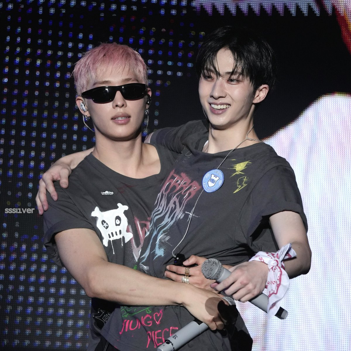 kyo9yu's tweet photo. jiung’s big ass smile 🥲🥲 he’s enjoying being wrapped by his waist by kyo…it doesn’t bother him…oh keeung…💔 https://t.co/ed2Um1uumZ