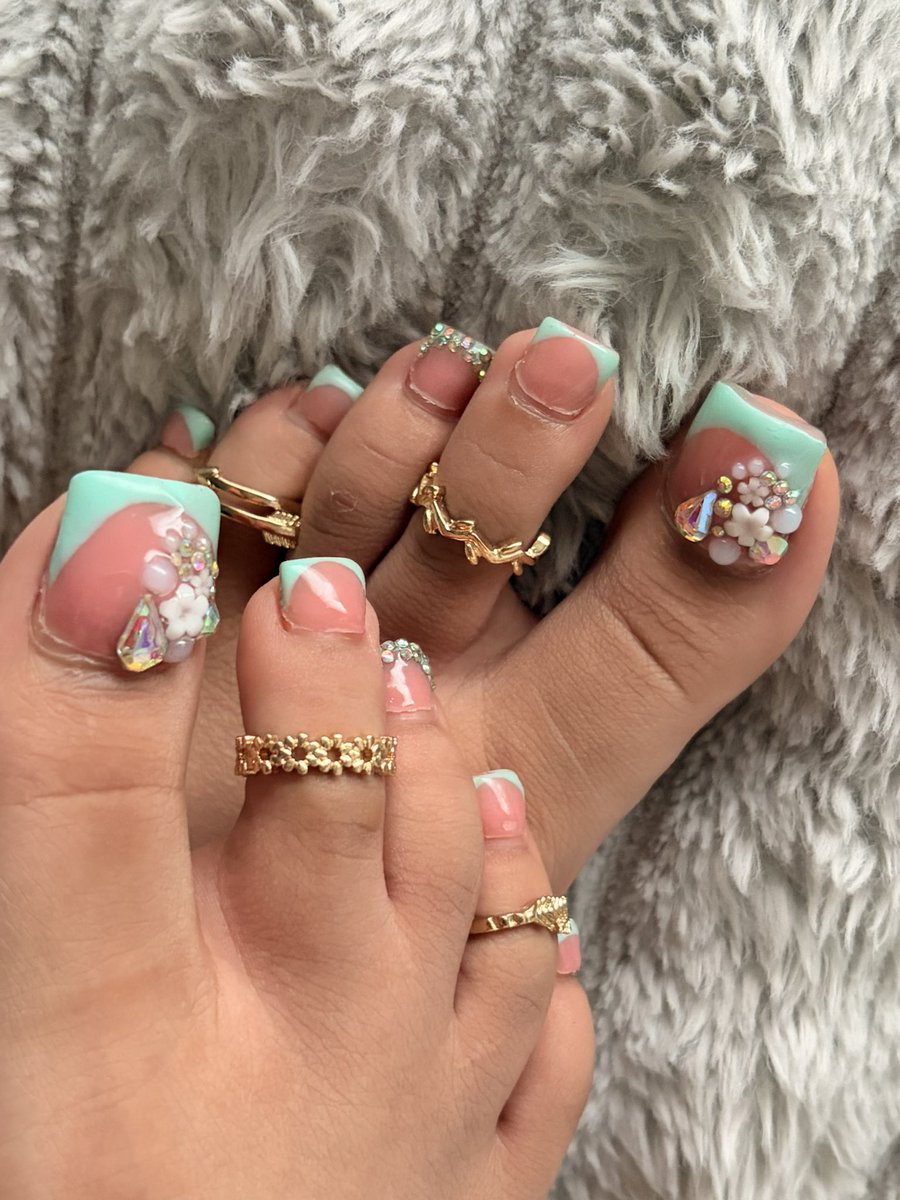 Letmebeyourzzz's tweet photo. Jewelry vs no jewelry what’s better 🙃 https://t.co/ZFQyrOGbaK
