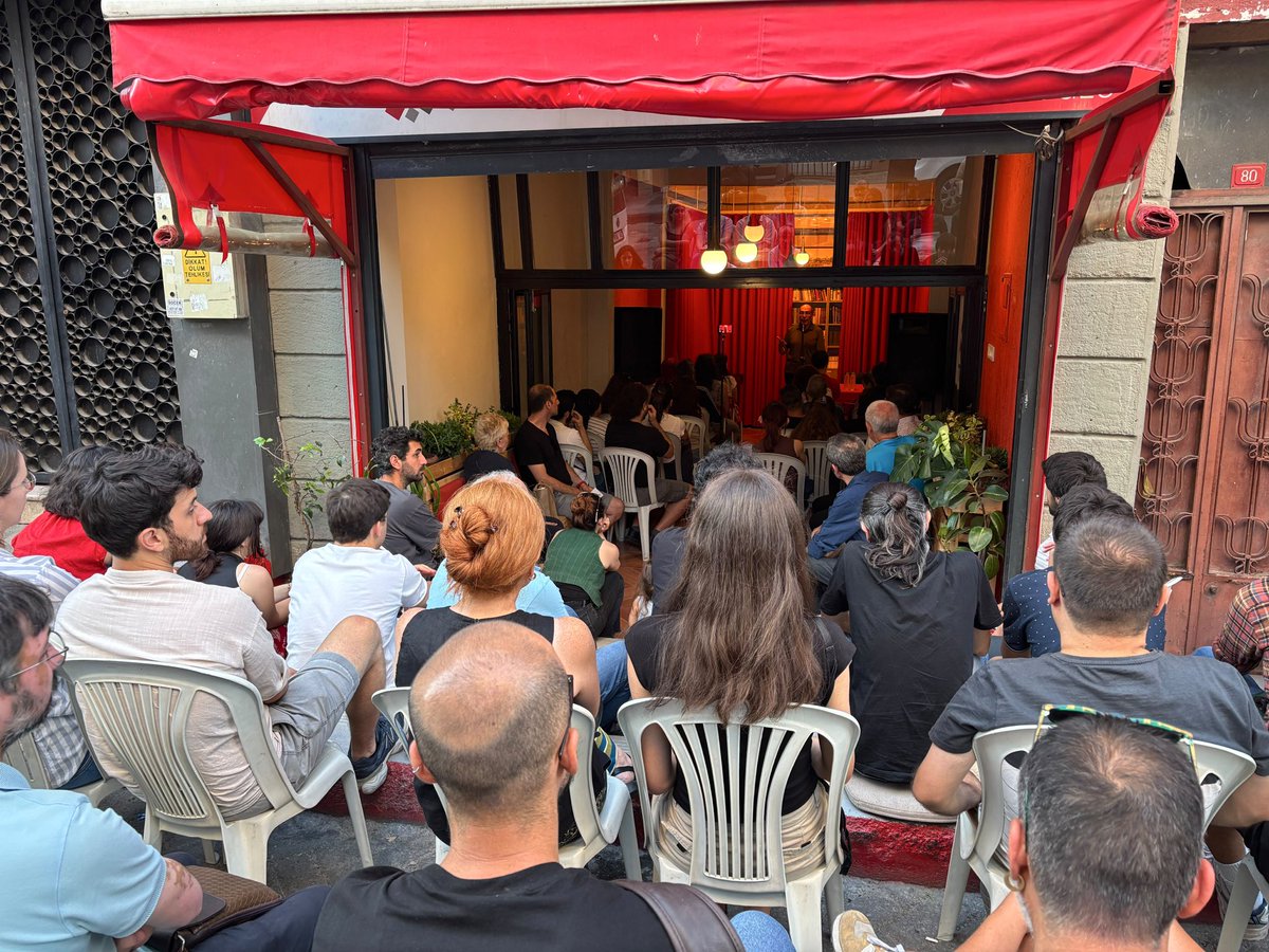 thtmbeyoglu's tweet photo. “NATO’nun Gölgesinde Dünya ve Türkiye: Bağımsızlığımızı nasıl kazanacağız?” başlıklı etkinliğimizi THTM GYK üyesi Aydemir Güler ve müzisyen Kadir Demirel’in katılımlarıyla Tarlabaşı Semtevi’nde gerçekleştirdik. https://t.co/cYp6BSq5ch