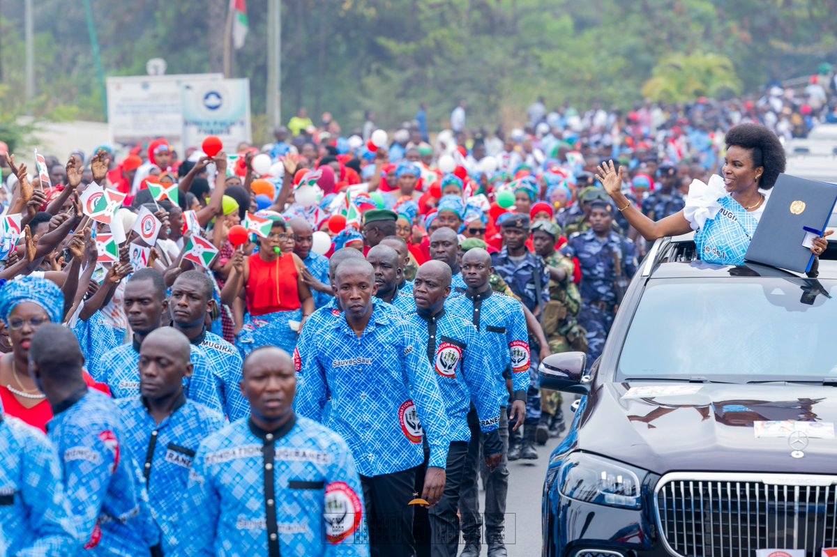 NtareHouse's tweet photo. La @Burundi1stLady Son Excellence Angeline Ndayishimiye est de retour à #Bujumbura, deux distinctions internationales décernées à New York et à Londres à la main.

A l'aéroport international Melchior Ndadaye de Bujumbura, Son Excellence Angeline Ndayishimiye, Première Dame de la République du #Burundi, a été chaleureusement accueillie par une foule nombreuse, composée notamment de femmes leaders, des membres de la Fondation Umugiraneza ainsi que de plusieurs sympathisants. 

Au cours de cette mission, la Première Dame s'est vu décerner deux prestigieuses distinctions internationales, en reconnaissance de son engagement en faveur de la santé, de l'éducation et de la protection sociale.

La première distinction, décernée au siège des Nations Unies à New York par le Fonds des Nations Unies pour la population (UNFPA), salue sa contribution à l'élargissement de l'accès aux services de santé essentiels, son action à travers l'école « Socle du Savoir », qui promeut une éducation de qualité, la nutrition et la sensibilisation des jeunes filles aux risques des grossesses précoces, son soutien à l'autonomisation des femmes et des survivantes des violences basées sur le genre grâce à un refuge et à des services d'assistance essentiels, ainsi que son appui à la création d'un centre médical à Ngozi dédié à la santé mentale et au soutien psychologique.
La seconde distinction, le Global Health Award, lui a été remise au Parlement du Royaume-Uni en reconnaissance de son leadership et de ses initiatives visant à améliorer les services de santé et le bien-être de population du  #Burundi.

S'exprimant devant la foule venue l'accueillir, la @Burundi1stLady n'a pas caché sa joie et sa gratitude. Elle a souligné que ces distinctions constituent avant tout une reconnaissance du travail accompli collectivement au service des Burundais.

Elle a, par ailleurs, exhorté chacun à travailler avec détermination, non pas dans la quête des récompenses, mais dans le souci de servir la population avec dévouement, rappelant que les œuvres accomplies avec sincérité finissent toujours par être reconnues.