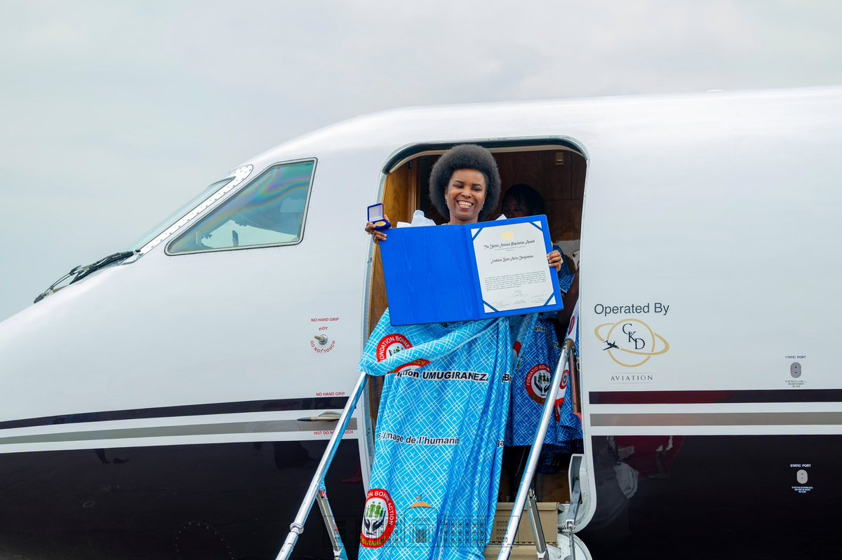 NtareHouse's tweet photo. La @Burundi1stLady Son Excellence Angeline Ndayishimiye est de retour à #Bujumbura, deux distinctions internationales décernées à New York et à Londres à la main.

A l'aéroport international Melchior Ndadaye de Bujumbura, Son Excellence Angeline Ndayishimiye, Première Dame de la République du #Burundi, a été chaleureusement accueillie par une foule nombreuse, composée notamment de femmes leaders, des membres de la Fondation Umugiraneza ainsi que de plusieurs sympathisants. 

Au cours de cette mission, la Première Dame s'est vu décerner deux prestigieuses distinctions internationales, en reconnaissance de son engagement en faveur de la santé, de l'éducation et de la protection sociale.

La première distinction, décernée au siège des Nations Unies à New York par le Fonds des Nations Unies pour la population (UNFPA), salue sa contribution à l'élargissement de l'accès aux services de santé essentiels, son action à travers l'école « Socle du Savoir », qui promeut une éducation de qualité, la nutrition et la sensibilisation des jeunes filles aux risques des grossesses précoces, son soutien à l'autonomisation des femmes et des survivantes des violences basées sur le genre grâce à un refuge et à des services d'assistance essentiels, ainsi que son appui à la création d'un centre médical à Ngozi dédié à la santé mentale et au soutien psychologique.
La seconde distinction, le Global Health Award, lui a été remise au Parlement du Royaume-Uni en reconnaissance de son leadership et de ses initiatives visant à améliorer les services de santé et le bien-être de population du  #Burundi.

S'exprimant devant la foule venue l'accueillir, la @Burundi1stLady n'a pas caché sa joie et sa gratitude. Elle a souligné que ces distinctions constituent avant tout une reconnaissance du travail accompli collectivement au service des Burundais.

Elle a, par ailleurs, exhorté chacun à travailler avec détermination, non pas dans la quête des récompenses, mais dans le souci de servir la population avec dévouement, rappelant que les œuvres accomplies avec sincérité finissent toujours par être reconnues.