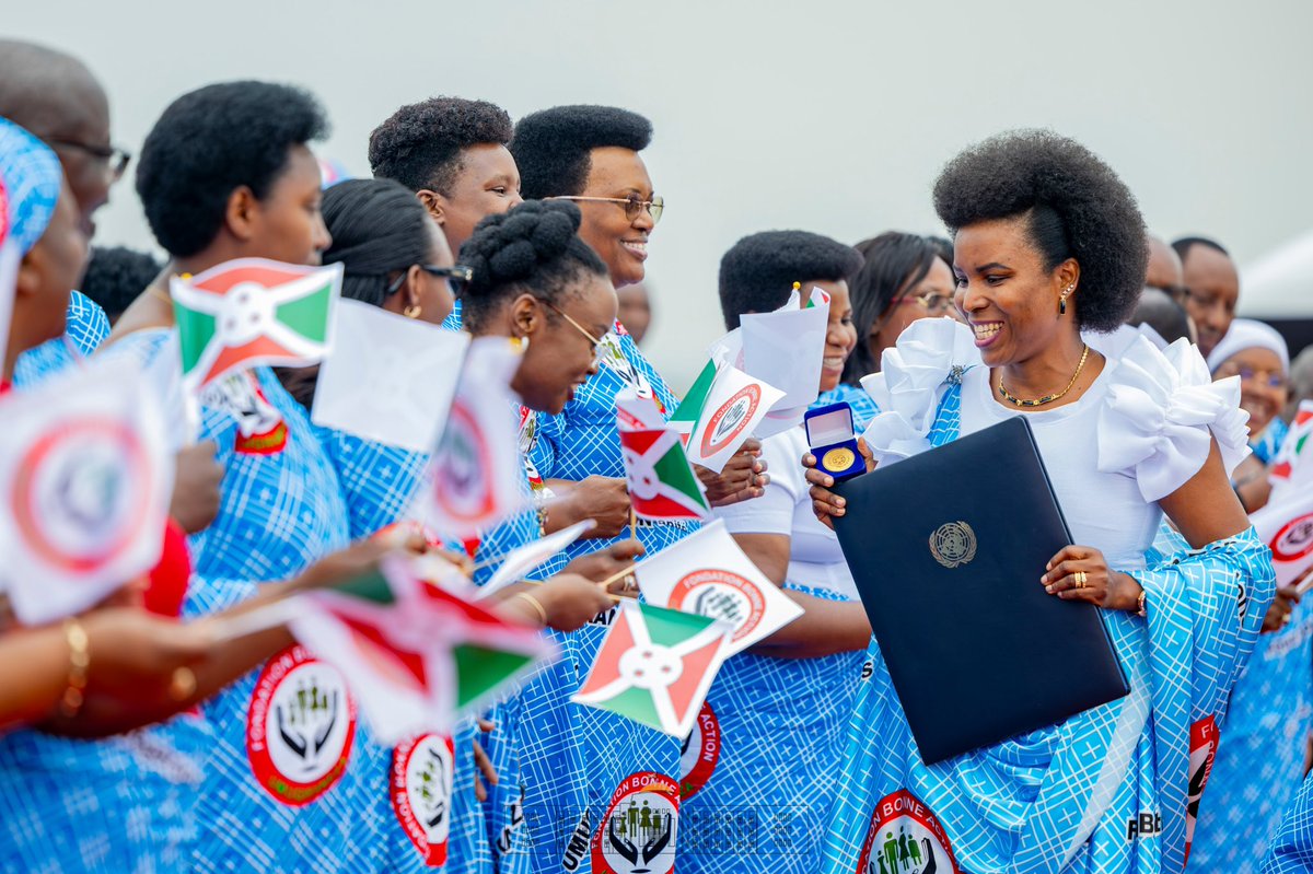 NtareHouse's tweet photo. La @Burundi1stLady Son Excellence Angeline Ndayishimiye est de retour à #Bujumbura, deux distinctions internationales décernées à New York et à Londres à la main.

A l'aéroport international Melchior Ndadaye de Bujumbura, Son Excellence Angeline Ndayishimiye, Première Dame de la République du #Burundi, a été chaleureusement accueillie par une foule nombreuse, composée notamment de femmes leaders, des membres de la Fondation Umugiraneza ainsi que de plusieurs sympathisants. 

Au cours de cette mission, la Première Dame s'est vu décerner deux prestigieuses distinctions internationales, en reconnaissance de son engagement en faveur de la santé, de l'éducation et de la protection sociale.

La première distinction, décernée au siège des Nations Unies à New York par le Fonds des Nations Unies pour la population (UNFPA), salue sa contribution à l'élargissement de l'accès aux services de santé essentiels, son action à travers l'école « Socle du Savoir », qui promeut une éducation de qualité, la nutrition et la sensibilisation des jeunes filles aux risques des grossesses précoces, son soutien à l'autonomisation des femmes et des survivantes des violences basées sur le genre grâce à un refuge et à des services d'assistance essentiels, ainsi que son appui à la création d'un centre médical à Ngozi dédié à la santé mentale et au soutien psychologique.
La seconde distinction, le Global Health Award, lui a été remise au Parlement du Royaume-Uni en reconnaissance de son leadership et de ses initiatives visant à améliorer les services de santé et le bien-être de population du  #Burundi.

S'exprimant devant la foule venue l'accueillir, la @Burundi1stLady n'a pas caché sa joie et sa gratitude. Elle a souligné que ces distinctions constituent avant tout une reconnaissance du travail accompli collectivement au service des Burundais.

Elle a, par ailleurs, exhorté chacun à travailler avec détermination, non pas dans la quête des récompenses, mais dans le souci de servir la population avec dévouement, rappelant que les œuvres accomplies avec sincérité finissent toujours par être reconnues.