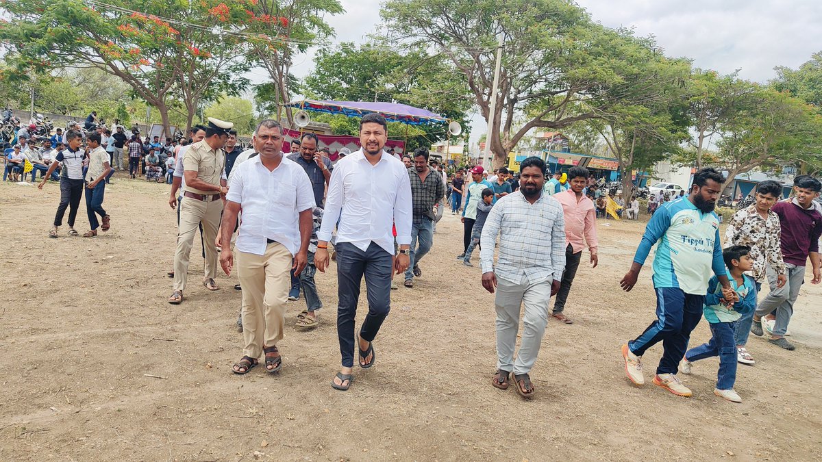 MLADarshanINC's tweet photo. ನಂಜನಗೂಡು ತಾಲೂಕಿನ ದೊಡ್ಡ ಕವಲಂದೆ ಗ್ರಾಮದಲ್ಲಿ ಟಿಪ್ಪು ಟೈಗರ್ ಕಪ್ ಕ್ರಿಕೆಟ್ ಪಂದ್ಯಾವಳಿಯಲ್ಲಿ ಪಾಲ್ಗೊಂಡು ಉದ್ಘಾಟನೆ ಮಾಡಿ ಬ್ಯಾಟ್ ಬಿಸುವುದರ ಮೂಲಕ ಚಾಲನೆ ನೀಡಿ ಶುಭ ಹಾರೈಸಿದೆ.

ಈ ವೇಳೆ ನಸ್ರುಲ್ಲಾ ಖಾನ್ ರವರು, ಜೊಹರ್ ಅಹ್ಮೆದ್ ರವರು, ನಾಜೀಮ್ ಉಲ್ಲಾ ರವರು, ಸಮಿ ರವರು, ಛೂಟು ರವರು, ಫ಼ೈರೊಜ್  ತನ್ವೀರ್ ರವರು, ಆನಂದ್ ರವರು, ಅಹ್ಮೆದ್ ಶೂಬಾ ಜಬೀರ್ ಸೇರಿದಂತೆ ಹಲವು ಮುಖಂಡರು ಹಾಜರಿದ್ದರು.