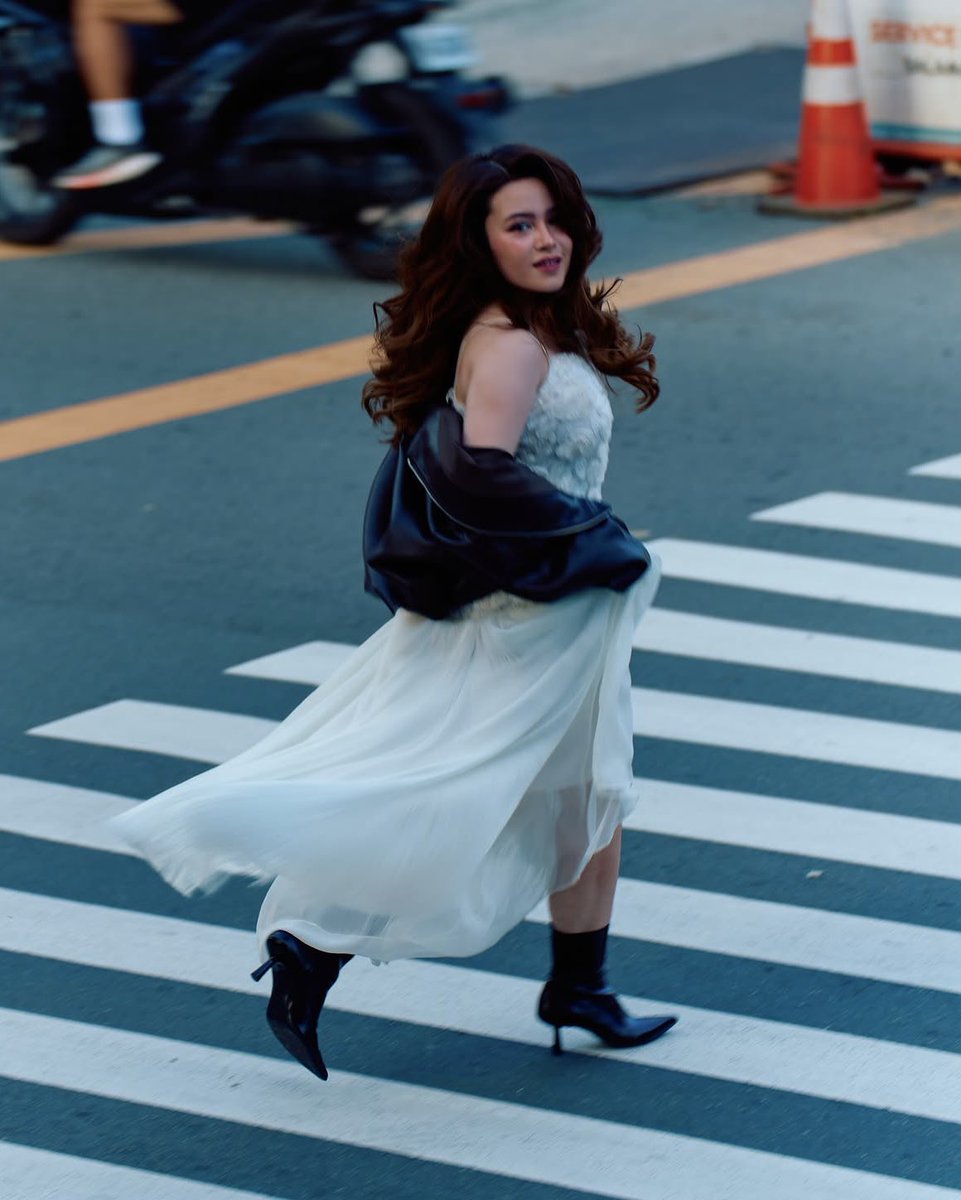 thecapkrys's tweet photo. this vibes is giving “the girl who ran away” whaaaat omg krystal mejes https://t.co/XyQ6g4hZ90