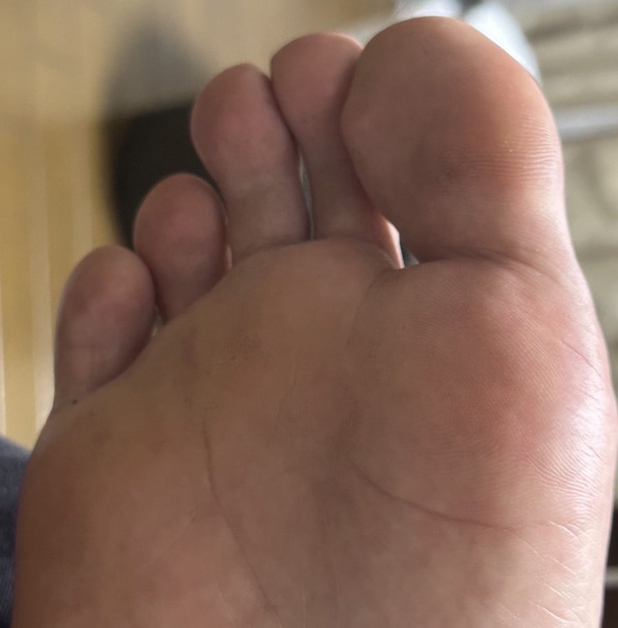 7yvxk's tweet photo. 23歳　アパレル関係前髪系♂

休日出勤中だそうでしたが、
誰もいないので写真貰えました！！
蒸れてるそうです、、
脱ぎたてなので、靴下のカスが付いてるのもいいｗｗ https://t.co/7PfJcniCb1
