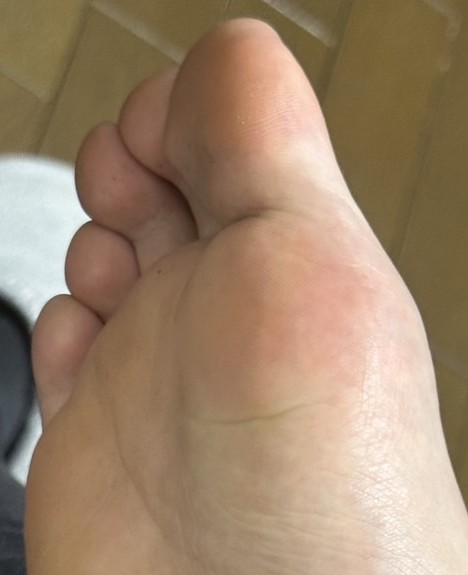 7yvxk's tweet photo. 23歳　アパレル関係前髪系♂

休日出勤中だそうでしたが、
誰もいないので写真貰えました！！
蒸れてるそうです、、
脱ぎたてなので、靴下のカスが付いてるのもいいｗｗ https://t.co/7PfJcniCb1