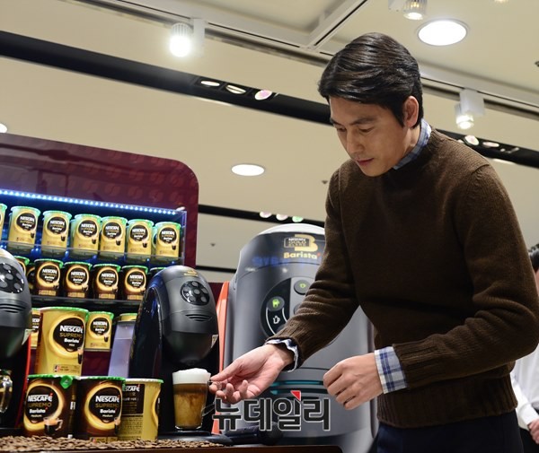 ttppyyaa's tweet photo. 이거 진짜 심학규가 커피 광고 찍는 것 같아요 ㅋㅋㅋ ☕ https://t.co/anMSN8wfVj