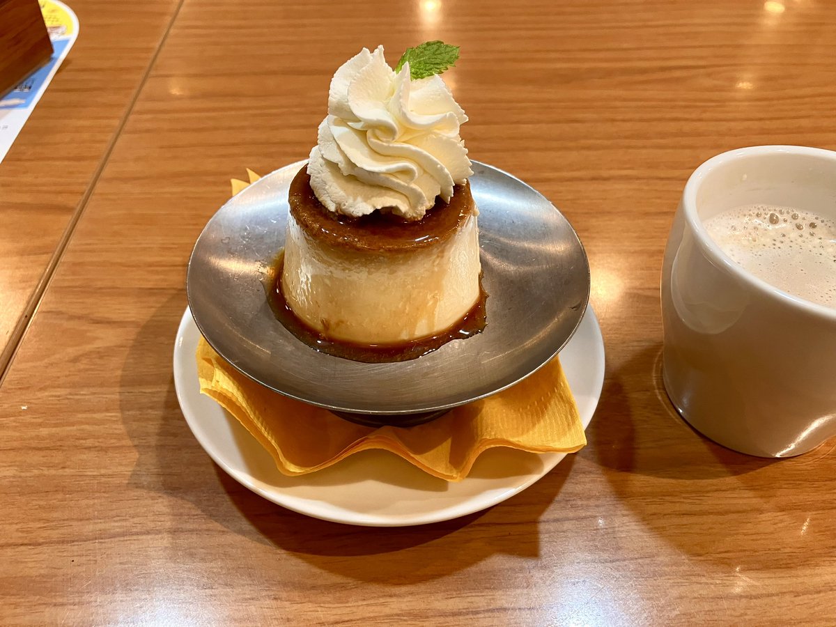 こんな時間ですけどプリン食べて気持ちを落ち着かせる。