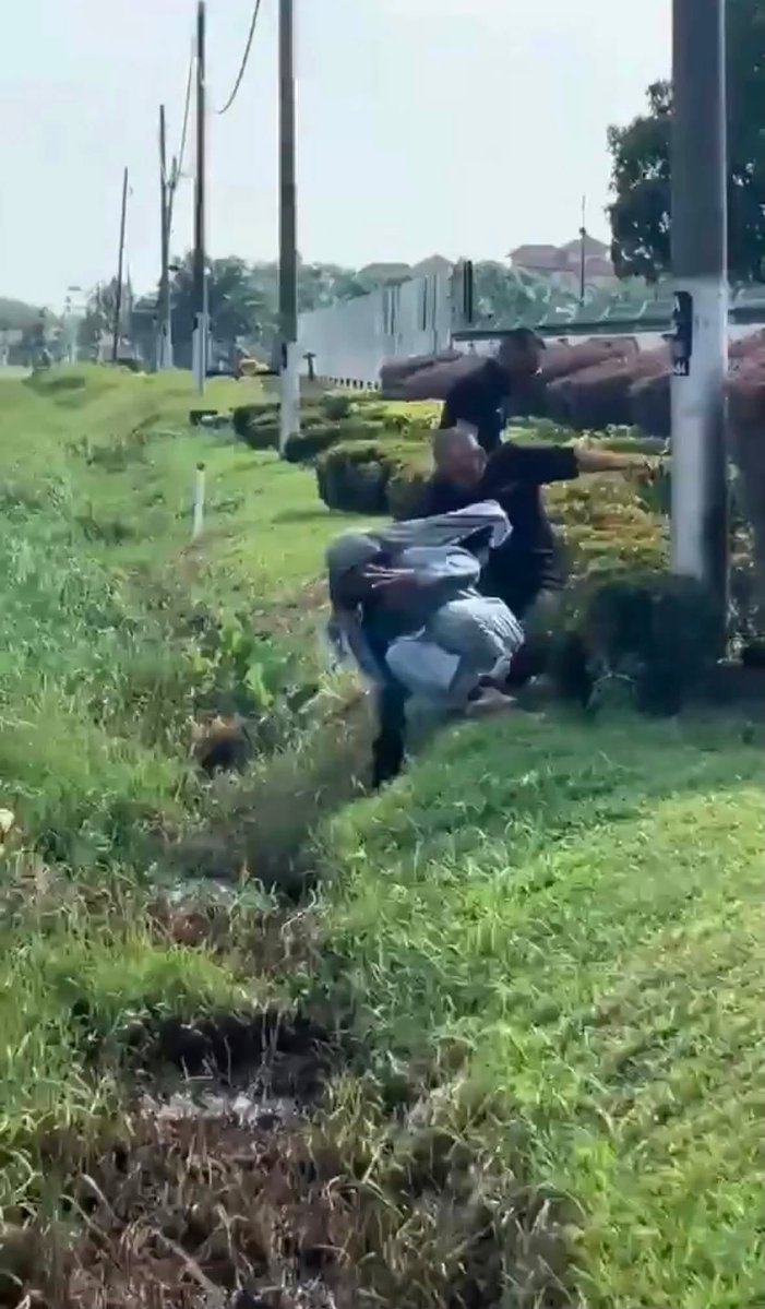 update11111's tweet photo. Mcm pendatang hanyut🚨
Dah hampir berjaya dipegang, tapi akhirnya terlepas juga! 😱

Bukan mudah tugas anggota polis berdepan situasi macam ni. Apa pun, semoga segala usaha dipermudahkan dan kebenaran dapat ditentukan melalui siasatan. 🚔 https://t.co/0zq06XadFu