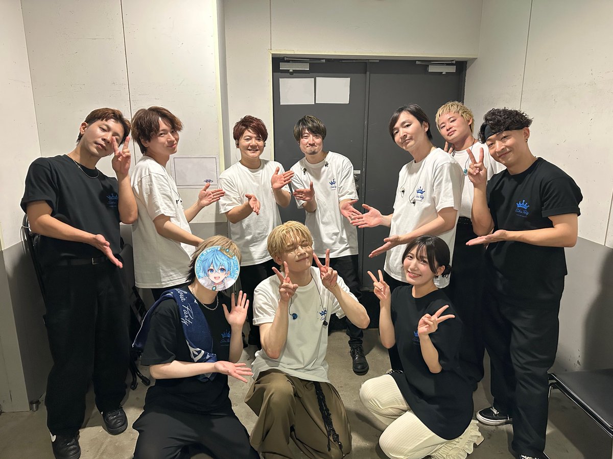 shun_nagiya's tweet photo. 2部の集合写真いただいたので！
本当に素敵なメンバーと一緒にみやかわくんを祝えて嬉しいです✨️
今回バンドメンバーの顔ぶれはがらりと変わり、今までとはまた違う新しいサウンドになって、その変化もとても楽しかったです！
改めてみやかわくん誕生日おめでとうございます🎉 https://t.co/pYNuGdUEWo