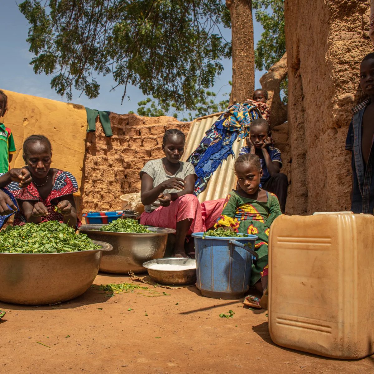 bpthaber's tweet photo. Burkina Faso, yardım kuruluşlarının bağış alırken çekilen insanların fotoğraflarını paylaşmasını yasakladı. (Le Point)

Gerekçe: Yardımdan yararlananların onurunu korumak ve güvencesiz durumdaki insanların, reklam malzemesi haline gelmesini engellemek.