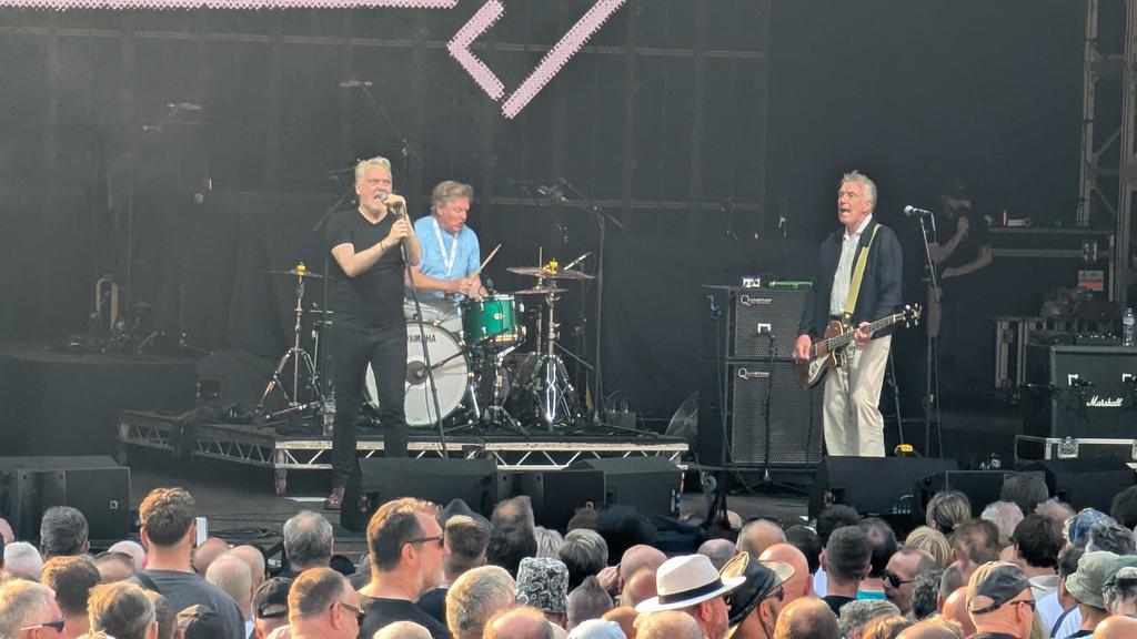 Triumphatism's tweet photo. First band on was #TheUndertones, just finished set now.
Excellent band, so many classic songs
#JimmyJimmy https://t.co/u1udHjw2Ak