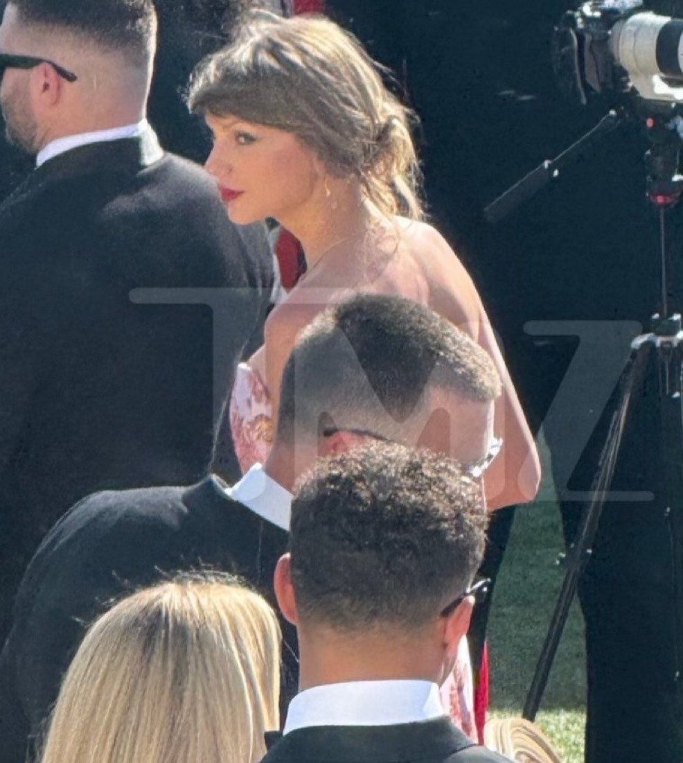 cryeyesviolet_'s tweet photo. the last time we                 the first time
saw taylor before                we saw her
the wedding                                after https://t.co/eMcISiL97K