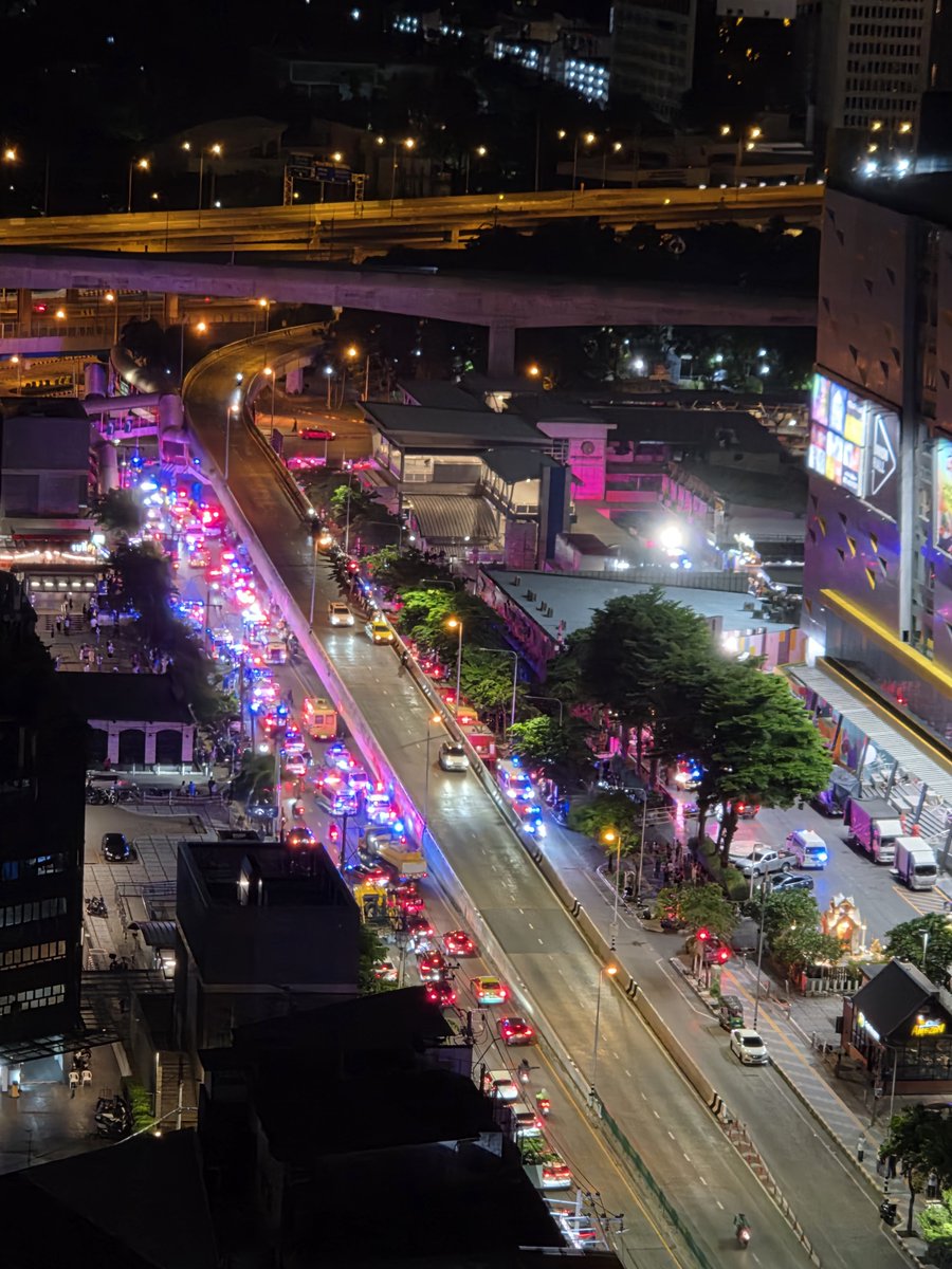 Brenda5004's tweet photo. @fm91trafficpro สถานการณ์ถนนปจบครับ ร��พยาบาลกับดับเพลิงมากันแน่น https://t.co/BowcXBe7ZV